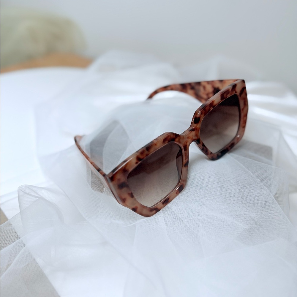 Chic Tortoise Sunglasses Boutique Frames Classic Square Design